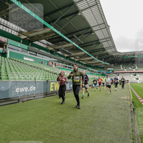 05.10.2025 - 20. swb-Marathon Bremen Michael Burmester http://msf.ph/oto/9224158 05.10.2025 10:31:56 Laufen im Stadion 7193, 7251, 8118, 8888, 9004, 9172, 9196, 9226, 9252, 9256, 9287, 9337, 9415, 9427, 9431, 9457, 9506, 9581, 9621, 9701, 9776, 9807, 9871, 9903, 9956, 10014, 10019, 10020, 10029, 10038, 10057, 10064, 10075, 10128, 10163, 10199, 10206, 10222, 10226, 10240, 10242, 10262, 10279, 10296, 10310, 10327, 10335, 10369, 10438, 10468, 10537, 10543, 10609, 10616, 10655, 10662, 10668, 10669, 10698, 10719, 10743, 10785, 9267, 9431 meine-sportfotos.de