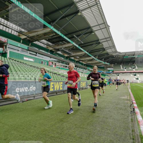 05.10.2025 - 20. swb-Marathon Bremen Michael Burmester http://msf.ph/oto/9224181 05.10.2025 10:32:17 Laufen im Stadion 7165, 7193, 8118, 8326, 8333, 8888, 9176, 9226, 9238, 9256, 9268, 9284, 9313, 9415, 9427, 9436, 9439, 9456, 9514, 9517, 9581, 9621, 9701, 9776, 9807, 9830, 9834, 9868, 9871, 9956, 9957, 9985, 10019, 10020, 10029, 10038, 10046, 10057, 10064, 10075, 10128, 10206, 10215, 10226, 10242, 10262, 10296, 10310, 10327, 10335, 10369, 10385, 10388, 10416, 10460, 10468, 10487, 10616, 10662, 10719, 10785, 7251, 9004, 9172, 9196, 9252, 9287, 9337, 9457, 9506, 9903, 10014, 10222 meine-sportfotos.de