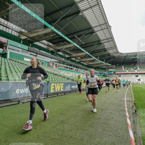 05.10.2025 - 20. swb-Marathon Bremen Michael Burmester http://msf.ph/oto/9224209 05.10.2025 10:32:43 Laufen im Stadion 7165, 8118, 8326, 8333, 9176, 9187, 9195, 9197, 9238, 9268, 9284, 9295, 9313, 9318, 9367, 9392, 9402, 9407, 9427, 9436, 9439, 9456, 9461, 9464, 9475, 9492, 9494, 9514, 9517, 9548, 9570, 9574, 9621, 9650, 9701, 9703, 9754, 9776, 9830, 9834, 9856, 9868, 9900, 9918, 9933, 9939, 9950, 9956, 9957, 9985, 10007, 10034, 10038, 10042, 10046, 10064, 10075, 10097, 10128, 10174, 10215, 10242, 10262, 10308, 10309, 10326, 10349, 10385, 10388, 10402, 10416, 10436, 10460, 10475, 10487 meine-sportfotos.de