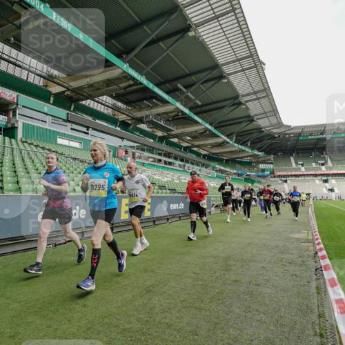 05.10.2025 - 20. swb-Marathon Bremen Michael Burmester http://msf.ph/oto/9224226 05.10.2025 10:32:55 Laufen im Stadion 7165, 8326, 8333, 9176, 9187, 9195, 9197, 9238, 9260, 9268, 9284, 9295, 9313, 9318, 9367, 9392, 9402, 9407, 9436, 9439, 9456, 9461, 9464, 9475, 9492, 9494, 9514, 9517, 9539, 9548, 9570, 9574, 9650, 9703, 9754, 9776, 9830, 9834, 9835, 9856, 9868, 9900, 9918, 9933, 9939, 9950, 9957, 9985, 10007, 10008, 10034, 10042, 10046, 10097, 10174, 10215, 10234, 10253, 10308, 10309, 10326, 10349, 10385, 10387, 10388, 10394, 10402, 10416, 10436, 10460, 10475, 10487 meine-sportfotos.de