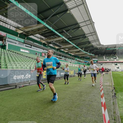 05.10.2025 - 20. swb-Marathon Bremen Michael Burmester http://msf.ph/oto/9224266 05.10.2025 10:33:13 Laufen im Stadion 7077, 7165, 9187, 9195, 9197, 9221, 9258, 9260, 9282, 9295, 9318, 9359, 9367, 9392, 9402, 9407, 9424, 9461, 9464, 9475, 9492, 9494, 9539, 9541, 9548, 9569, 9570, 9574, 9577, 9650, 9654, 9703, 9717, 9754, 9835, 9855, 9856, 9900, 9918, 9933, 9935, 9939, 9950, 10007, 10008, 10032, 10034, 10042, 10046, 10097, 10174, 10232, 10233, 10234, 10253, 10256, 10308, 10309, 10323, 10326, 10349, 10387, 10394, 10402, 10436, 10475, 10484, 10487, 10533, 10915, 10992 meine-sportfotos.de