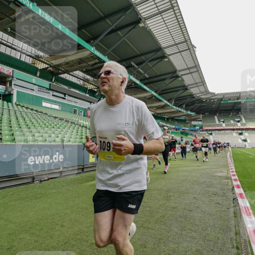 05.10.2025 - 20. swb-Marathon Bremen Michael Burmester http://msf.ph/oto/9224285 05.10.2025 10:33:25 Laufen im Stadion 7077, 9000, 9195, 9197, 9221, 9258, 9260, 9282, 9295, 9318, 9359, 9367, 9392, 9402, 9407, 9424, 9461, 9464, 9492, 9520, 9539, 9541, 9560, 9569, 9570, 9574, 9577, 9633, 9650, 9654, 9703, 9717, 9754, 9811, 9835, 9855, 9856, 9900, 9918, 9933, 9935, 9939, 9950, 10008, 10032, 10034, 10042, 10097, 10180, 10232, 10233, 10234, 10253, 10256, 10308, 10309, 10323, 10326, 10349, 10387, 10394, 10402, 10436, 10475, 10484, 10533, 10546, 10591, 10755, 10794, 10915, 10992, 7165 meine-sportfotos.de