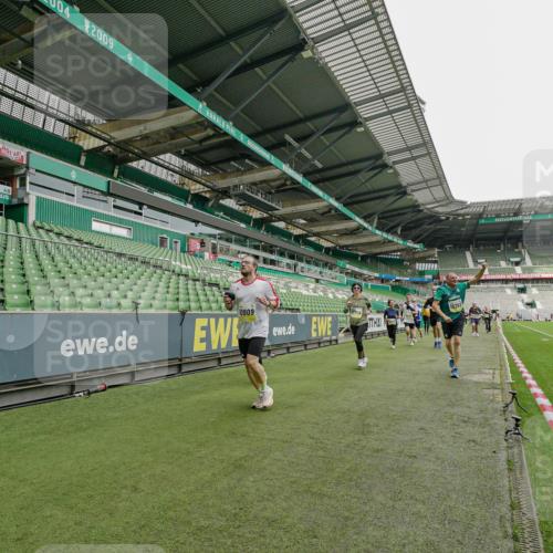 05.10.2025 - 20. swb-Marathon Bremen Michael Burmester http://msf.ph/oto/9224327 05.10.2025 10:33:50 Laufen im Stadion 5172, 7077, 9000, 9221, 9258, 9266, 9282, 9309, 9314, 9359, 9424, 9489, 9520, 9521, 9529, 9539, 9541, 9560, 9569, 9577, 9633, 9654, 9717, 9811, 9835, 9855, 9881, 9882, 9902, 9935, 10015, 10024, 10028, 10032, 10069, 10107, 10116, 10178, 10180, 10195, 10231, 10232, 10233, 10256, 10287, 10302, 10307, 10323, 10466, 10484, 10533, 10546, 10590, 10591, 10755, 10758, 10794, 10915, 10992, 9195, 9197, 9260, 9295, 9367, 9392, 9402, 9461, 9492 meine-sportfotos.de