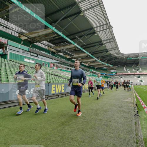 05.10.2025 - 20. swb-Marathon Bremen Michael Burmester http://msf.ph/oto/9224372 05.10.2025 10:34:16 Laufen im Stadion 5172, 7101, 7215, 9000, 9266, 9309, 9314, 9372, 9472, 9489, 9520, 9521, 9529, 9547, 9560, 9585, 9591, 9714, 9719, 9783, 9811, 9820, 9844, 9872, 9881, 9882, 9902, 9932, 9943, 9947, 10003, 10005, 10009, 10015, 10024, 10028, 10069, 10088, 10107, 10111, 10116, 10178, 10180, 10191, 10195, 10196, 10231, 10261, 10285, 10287, 10302, 10307, 10329, 10398, 10408, 10424, 10466, 10527, 10546, 10590, 10591, 10641, 10648, 10758, 10794, 7077, 9258, 10233 meine-sportfotos.de