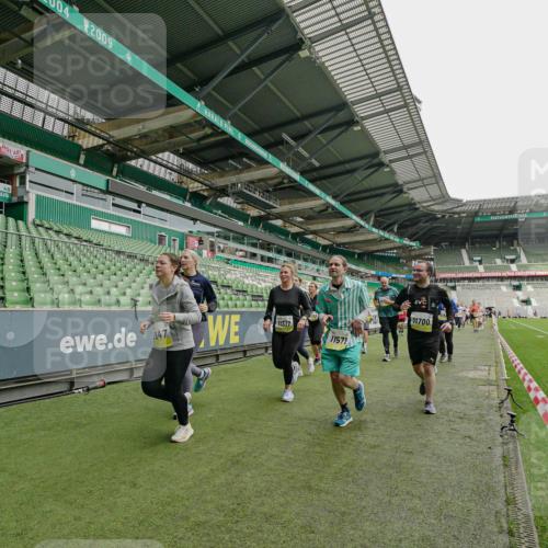 05.10.2025 - 20. swb-Marathon Bremen Michael Burmester http://msf.ph/oto/9224382 05.10.2025 10:34:22 Laufen im Stadion 5172, 7101, 7147, 7215, 9266, 9292, 9309, 9314, 9372, 9430, 9472, 9489, 9521, 9529, 9547, 9585, 9591, 9669, 9714, 9719, 9720, 9783, 9797, 9811, 9820, 9844, 9872, 9881, 9882, 9902, 9932, 9943, 9947, 10003, 10005, 10009, 10015, 10024, 10028, 10069, 10088, 10107, 10111, 10116, 10178, 10180, 10191, 10195, 10196, 10200, 10231, 10261, 10285, 10287, 10302, 10307, 10329, 10341, 10397, 10398, 10408, 10424, 10466, 10527, 10546, 10590, 10641, 10645, 10648, 10758, 7077 meine-sportfotos.de
