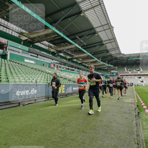 05.10.2025 - 20. swb-Marathon Bremen Michael Burmester http://msf.ph/oto/9224417 05.10.2025 10:34:35 Laufen im Stadion 7101, 7147, 7215, 9188, 9219, 9266, 9292, 9309, 9314, 9372, 9430, 9472, 9489, 9521, 9540, 9547, 9585, 9591, 9669, 9672, 9714, 9719, 9720, 9766, 9783, 9797, 9820, 9844, 9847, 9872, 9902, 9925, 9932, 9943, 9947, 9952, 9981, 10003, 10005, 10009, 10024, 10028, 10069, 10080, 10088, 10107, 10111, 10116, 10178, 10191, 10195, 10196, 10200, 10260, 10261, 10263, 10285, 10329, 10341, 10397, 10398, 10408, 10424, 10466, 10527, 10641, 10645, 10648, 10653, 9529 meine-sportfotos.de