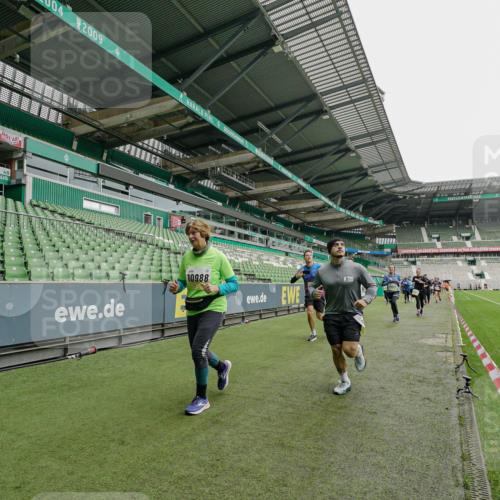 05.10.2025 - 20. swb-Marathon Bremen Michael Burmester http://msf.ph/oto/9224509 05.10.2025 10:35:10 Laufen im Stadion 7147, 7163, 9183, 9188, 9201, 9219, 9292, 9350, 9430, 9495, 9508, 9540, 9550, 9576, 9582, 9601, 9612, 9622, 9625, 9666, 9669, 9672, 9719, 9720, 9722, 9766, 9790, 9797, 9844, 9847, 9886, 9925, 9932, 9952, 9968, 9981, 10049, 10055, 10080, 10088, 10105, 10145, 10169, 10179, 10200, 10225, 10260, 10263, 10281, 10329, 10341, 10368, 10377, 10395, 10397, 10527, 10555, 10644, 10645, 10653, 10694, 10834, 10845, 10950, 10988, 7101, 7215, 9372, 9472, 9547, 9585, 9783, 9820 meine-sportfotos.de