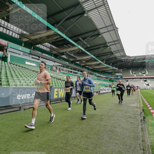 05.10.2025 - 20. swb-Marathon Bremen Michael Burmester http://msf.ph/oto/9224515 05.10.2025 10:35:13 Laufen im Stadion 7147, 7163, 9183, 9188, 9201, 9219, 9292, 9350, 9430, 9495, 9508, 9540, 9550, 9576, 9582, 9601, 9612, 9622, 9625, 9666, 9669, 9672, 9720, 9722, 9766, 9790, 9797, 9847, 9886, 9925, 9952, 9968, 9981, 10049, 10055, 10080, 10084, 10088, 10105, 10145, 10169, 10179, 10200, 10225, 10260, 10263, 10281, 10329, 10341, 10368, 10377, 10395, 10397, 10527, 10555, 10644, 10645, 10653, 10694, 10834, 10845, 10950, 10988, 7101, 7215, 9372, 9472, 9547, 9585, 9719, 9783, 9820 meine-sportfotos.de