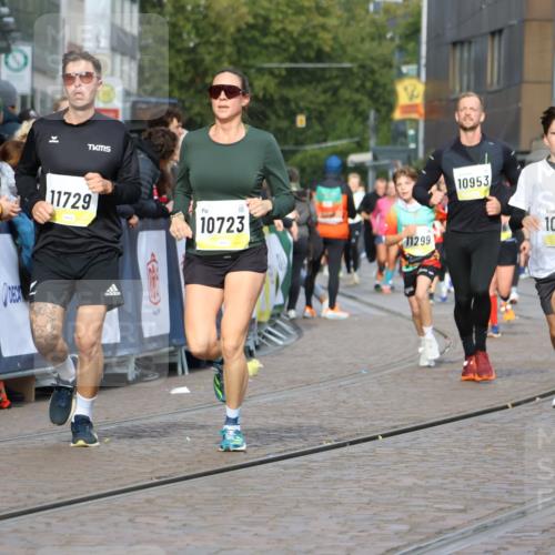 05.10.2025 - 20. swb-Marathon Bremen Strokosch-Dieckow http://msf.ph/oto/9224570 05.10.2025 10:48:05 Ziel 9240, 10392, 10428, 10723, 10818, 11299 meine-sportfotos.de