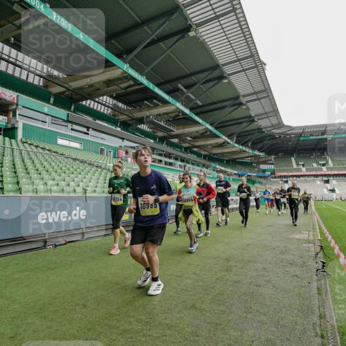 05.10.2025 - 20. swb-Marathon Bremen Michael Burmester http://msf.ph/oto/9224595 05.10.2025 10:35:38 Laufen im Stadion 7163, 7177, 7178, 9201, 9231, 9330, 9350, 9433, 9451, 9495, 9508, 9516, 9518, 9542, 9550, 9576, 9582, 9601, 9609, 9612, 9622, 9625, 9634, 9666, 9722, 9737, 9790, 9886, 9904, 9914, 9937, 9954, 9962, 9968, 10006, 10039, 10049, 10055, 10059, 10063, 10079, 10084, 10105, 10127, 10138, 10139, 10145, 10169, 10179, 10225, 10228, 10250, 10281, 10336, 10353, 10359, 10368, 10377, 10395, 10555, 10644, 10694, 10834, 10845, 10988, 9292, 9430, 9669, 9672 meine-sportfotos.de