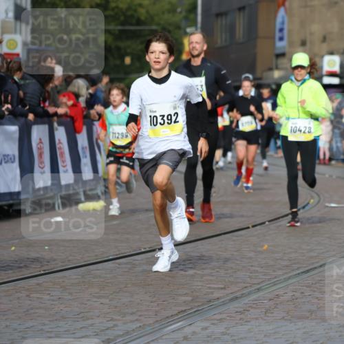 05.10.2025 - 20. swb-Marathon Bremen Strokosch-Dieckow http://msf.ph/oto/9224598 05.10.2025 10:48:06 Ziel 10392, 10428, 10723, 10818, 10953, 11299 meine-sportfotos.de