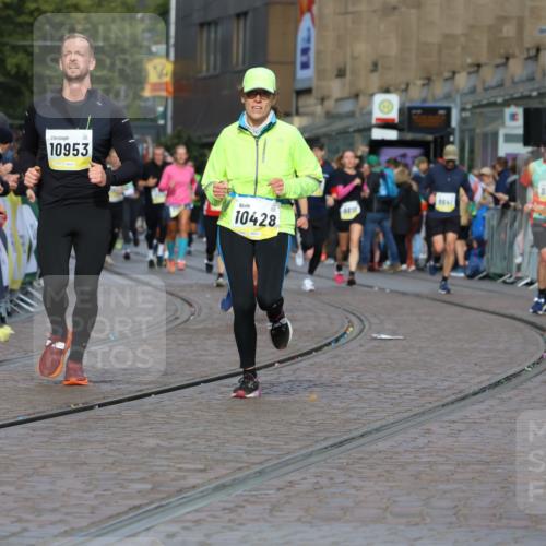 05.10.2025 - 20. swb-Marathon Bremen Strokosch-Dieckow http://msf.ph/oto/9224602 05.10.2025 10:48:08 Ziel 9706, 10392, 10428, 10723, 10818, 10953, 11299 meine-sportfotos.de