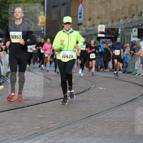 05.10.2025 - 20. swb-Marathon Bremen Strokosch-Dieckow http://msf.ph/oto/9224609 05.10.2025 10:48:08 Ziel 9706, 10392, 10428, 10723, 10818, 10953, 11299 meine-sportfotos.de