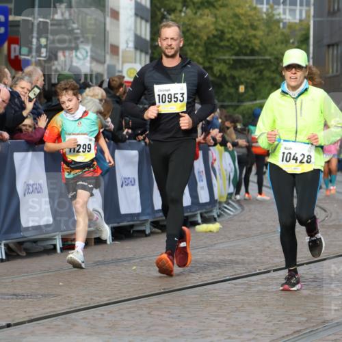 05.10.2025 - 20. swb-Marathon Bremen Strokosch-Dieckow http://msf.ph/oto/9224620 05.10.2025 10:48:09 Ziel 9293, 9706, 10392, 10428, 10723, 10818, 10931, 10953, 11299, 11561 meine-sportfotos.de