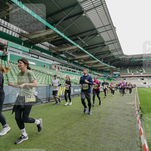 05.10.2025 - 20. swb-Marathon Bremen Michael Burmester http://msf.ph/oto/9224642 05.10.2025 10:35:55 Laufen im Stadion 7163, 7177, 7178, 7908, 8585, 9005, 9173, 9174, 9231, 9278, 9327, 9330, 9370, 9371, 9378, 9389, 9433, 9450, 9451, 9454, 9462, 9495, 9508, 9516, 9518, 9542, 9550, 9576, 9582, 9609, 9612, 9625, 9634, 9666, 9686, 9737, 9790, 9880, 9886, 9904, 9914, 9937, 9954, 9962, 9977, 10006, 10039, 10049, 10055, 10059, 10063, 10079, 10084, 10105, 10127, 10138, 10139, 10143, 10145, 10179, 10182, 10225, 10228, 10250, 10293, 10311, 10336, 10353, 10359, 10367, 10368, 10377, 10391 meine-sportfotos.de