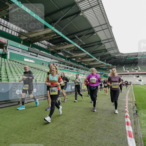 05.10.2025 - 20. swb-Marathon Bremen Michael Burmester http://msf.ph/oto/9224656 05.10.2025 10:35:59 Laufen im Stadion 7177, 7178, 7908, 8585, 9005, 9173, 9174, 9231, 9278, 9327, 9330, 9346, 9349, 9370, 9371, 9378, 9389, 9433, 9443, 9450, 9451, 9454, 9462, 9508, 9516, 9518, 9542, 9550, 9576, 9609, 9611, 9612, 9625, 9634, 9666, 9686, 9737, 9790, 9880, 9886, 9904, 9914, 9937, 9954, 9962, 9977, 10006, 10039, 10055, 10059, 10063, 10079, 10084, 10127, 10138, 10139, 10143, 10145, 10182, 10219, 10225, 10228, 10250, 10293, 10311, 10336, 10353, 10359, 10367, 10368, 10377, 10391, 7163 meine-sportfotos.de
