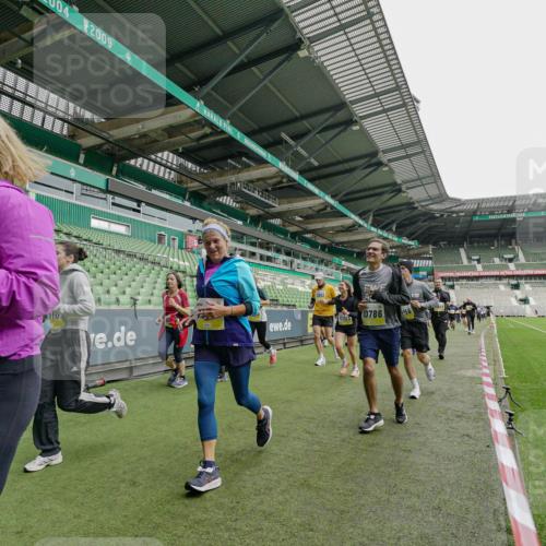 05.10.2025 - 20. swb-Marathon Bremen Michael Burmester http://msf.ph/oto/9224663 05.10.2025 10:36:00 Laufen im Stadion 7177, 7178, 7908, 8585, 9005, 9173, 9174, 9215, 9231, 9278, 9327, 9330, 9346, 9349, 9370, 9371, 9378, 9389, 9433, 9443, 9450, 9451, 9454, 9462, 9508, 9516, 9518, 9542, 9550, 9576, 9609, 9611, 9612, 9625, 9634, 9666, 9686, 9737, 9790, 9880, 9886, 9904, 9914, 9937, 9954, 9962, 9977, 10006, 10039, 10055, 10059, 10063, 10079, 10084, 10127, 10138, 10139, 10143, 10145, 10182, 10219, 10225, 10228, 10250, 10293, 10311, 10324, 10336, 10353, 10359, 10367, 10368, 10391, 7163 meine-sportfotos.de