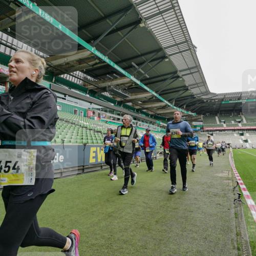 05.10.2025 - 20. swb-Marathon Bremen Michael Burmester http://msf.ph/oto/9224710 05.10.2025 10:36:15 Laufen im Stadion 7123, 7177, 7178, 7908, 8585, 9005, 9173, 9174, 9215, 9231, 9278, 9327, 9330, 9346, 9349, 9370, 9371, 9378, 9389, 9433, 9443, 9450, 9451, 9454, 9462, 9516, 9518, 9542, 9568, 9593, 9608, 9609, 9611, 9613, 9634, 9635, 9686, 9737, 9747, 9880, 9904, 9914, 9937, 9954, 9962, 9977, 9991, 10006, 10039, 10059, 10063, 10079, 10127, 10138, 10139, 10143, 10182, 10219, 10228, 10250, 10293, 10311, 10324, 10336, 10353, 10357, 10359, 10367, 10391, 10406, 10560, 10901, 7163 meine-sportfotos.de
