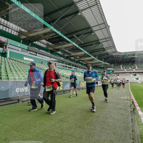 05.10.2025 - 20. swb-Marathon Bremen Michael Burmester http://msf.ph/oto/9224717 05.10.2025 10:36:17 Laufen im Stadion 7123, 7177, 7178, 7908, 8585, 9005, 9173, 9174, 9215, 9231, 9278, 9327, 9330, 9346, 9349, 9370, 9371, 9378, 9389, 9433, 9443, 9450, 9451, 9454, 9462, 9516, 9518, 9542, 9568, 9593, 9608, 9609, 9611, 9613, 9634, 9635, 9686, 9737, 9747, 9880, 9904, 9937, 9954, 9977, 9991, 10006, 10039, 10059, 10063, 10079, 10127, 10138, 10139, 10143, 10182, 10219, 10228, 10250, 10293, 10311, 10324, 10336, 10353, 10357, 10359, 10367, 10391, 10406, 10558, 10560, 10901, 7163 meine-sportfotos.de