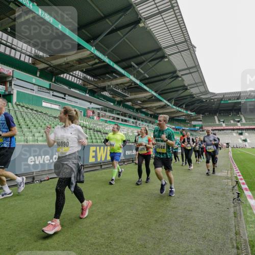 05.10.2025 - 20. swb-Marathon Bremen Michael Burmester http://msf.ph/oto/9224792 05.10.2025 10:36:22 Laufen im Stadion 7123, 7177, 7178, 7908, 8585, 9005, 9173, 9174, 9215, 9231, 9278, 9294, 9327, 9330, 9346, 9349, 9370, 9371, 9378, 9389, 9433, 9443, 9450, 9451, 9454, 9462, 9516, 9518, 9542, 9568, 9593, 9608, 9609, 9611, 9613, 9634, 9635, 9686, 9737, 9747, 9827, 9880, 9904, 9937, 9954, 9977, 9991, 10006, 10030, 10063, 10079, 10093, 10127, 10138, 10139, 10143, 10182, 10209, 10219, 10228, 10250, 10293, 10311, 10324, 10336, 10357, 10367, 10391, 10406, 10558, 10560, 10809, 10901 meine-sportfotos.de