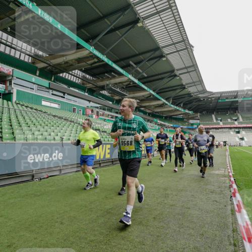 05.10.2025 - 20. swb-Marathon Bremen Michael Burmester http://msf.ph/oto/9224794 05.10.2025 10:36:23 Laufen im Stadion 7123, 7177, 7178, 7908, 8585, 9005, 9173, 9174, 9215, 9231, 9271, 9272, 9278, 9294, 9327, 9330, 9346, 9349, 9370, 9371, 9378, 9389, 9443, 9450, 9451, 9454, 9462, 9516, 9518, 9542, 9568, 9593, 9608, 9609, 9611, 9613, 9634, 9635, 9686, 9737, 9747, 9827, 9880, 9904, 9954, 9977, 9991, 10006, 10030, 10063, 10079, 10093, 10127, 10138, 10139, 10143, 10182, 10209, 10219, 10228, 10250, 10293, 10311, 10324, 10336, 10357, 10367, 10391, 10406, 10558, 10560, 10656, 10809, 10901 meine-sportfotos.de