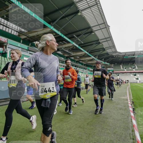 05.10.2025 - 20. swb-Marathon Bremen Michael Burmester http://msf.ph/oto/9224798 05.10.2025 10:36:25 Laufen im Stadion 7123, 7177, 7178, 7908, 8585, 9005, 9173, 9174, 9215, 9231, 9271, 9272, 9278, 9294, 9327, 9330, 9346, 9349, 9370, 9371, 9378, 9389, 9443, 9450, 9454, 9462, 9473, 9516, 9518, 9542, 9568, 9593, 9608, 9609, 9611, 9613, 9634, 9635, 9686, 9737, 9747, 9827, 9880, 9904, 9954, 9977, 9991, 10006, 10030, 10063, 10079, 10093, 10127, 10139, 10143, 10182, 10209, 10219, 10228, 10293, 10311, 10324, 10336, 10357, 10367, 10391, 10406, 10558, 10560, 10656, 10809, 10901 meine-sportfotos.de