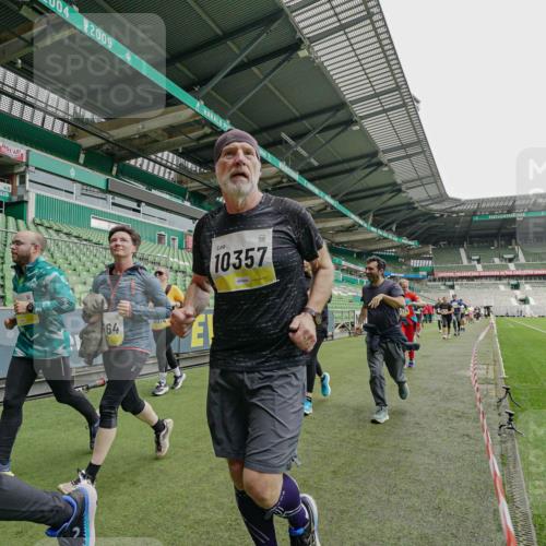 05.10.2025 - 20. swb-Marathon Bremen Michael Burmester http://msf.ph/oto/9224801 05.10.2025 10:36:26 Laufen im Stadion 7123, 7177, 7178, 7908, 8585, 9005, 9173, 9174, 9215, 9231, 9271, 9272, 9278, 9294, 9327, 9330, 9346, 9349, 9370, 9371, 9378, 9389, 9443, 9450, 9454, 9462, 9473, 9516, 9518, 9542, 9568, 9593, 9608, 9611, 9613, 9634, 9635, 9686, 9737, 9747, 9827, 9880, 9904, 9954, 9977, 9991, 10006, 10030, 10063, 10079, 10093, 10127, 10139, 10143, 10182, 10209, 10217, 10219, 10228, 10293, 10311, 10324, 10336, 10357, 10367, 10391, 10406, 10558, 10560, 10656, 10809, 10901, 9231, 9330 meine-sportfotos.de