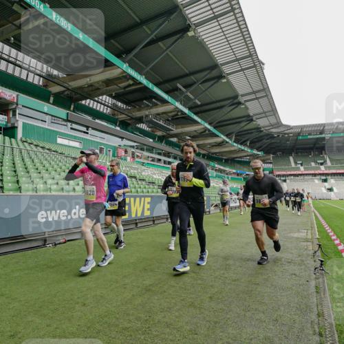 05.10.2025 - 20. swb-Marathon Bremen Michael Burmester http://msf.ph/oto/9224828 05.10.2025 10:36:43 Laufen im Stadion 7123, 7777, 7908, 8585, 9005, 9174, 9177, 9208, 9215, 9271, 9272, 9294, 9305, 9327, 9346, 9349, 9370, 9371, 9378, 9389, 9443, 9454, 9473, 9568, 9593, 9604, 9608, 9611, 9613, 9635, 9655, 9673, 9686, 9692, 9747, 9812, 9827, 9839, 9913, 9991, 10004, 10026, 10030, 10071, 10093, 10182, 10209, 10217, 10219, 10311, 10324, 10357, 10391, 10406, 10489, 10492, 10558, 10560, 10588, 10656, 10679, 10762, 10809, 10821, 10901, 7177, 9231, 9330 meine-sportfotos.de