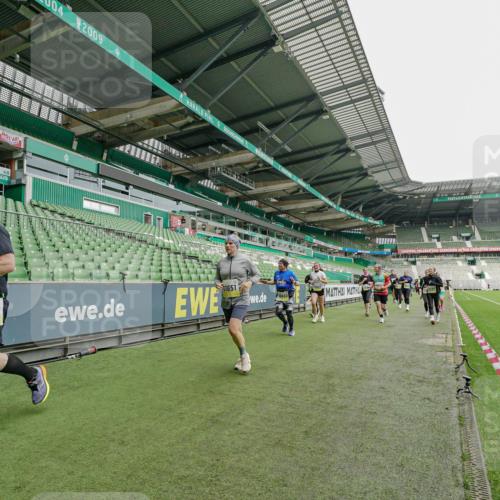 05.10.2025 - 20. swb-Marathon Bremen Michael Burmester http://msf.ph/oto/9224832 05.10.2025 10:36:45 Laufen im Stadion 7123, 7777, 7908, 8585, 9005, 9177, 9208, 9215, 9271, 9272, 9294, 9305, 9327, 9346, 9349, 9370, 9371, 9389, 9443, 9454, 9473, 9568, 9593, 9604, 9608, 9611, 9613, 9635, 9655, 9673, 9686, 9692, 9747, 9812, 9827, 9839, 9913, 9991, 10004, 10026, 10030, 10071, 10093, 10182, 10209, 10217, 10219, 10311, 10324, 10357, 10391, 10406, 10489, 10492, 10558, 10560, 10588, 10656, 10679, 10762, 10771, 10809, 10821, 10901, 7177, 9231, 9330 meine-sportfotos.de