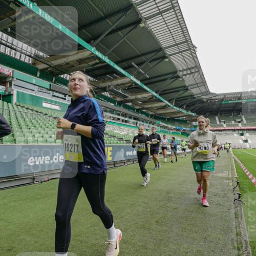 05.10.2025 - 20. swb-Marathon Bremen Michael Burmester http://msf.ph/oto/9224846 05.10.2025 10:36:51 Laufen im Stadion 7123, 7777, 7908, 8585, 9177, 9208, 9215, 9246, 9271, 9272, 9294, 9305, 9346, 9349, 9363, 9370, 9371, 9381, 9443, 9454, 9473, 9531, 9568, 9593, 9603, 9604, 9608, 9611, 9613, 9635, 9655, 9673, 9692, 9747, 9802, 9812, 9827, 9839, 9913, 9991, 10004, 10026, 10030, 10067, 10071, 10093, 10209, 10217, 10219, 10290, 10291, 10324, 10345, 10357, 10391, 10406, 10489, 10492, 10518, 10558, 10560, 10562, 10571, 10588, 10615, 10656, 10679, 10762, 10771, 10809, 10821, 10901, 7177 meine-sportfotos.de