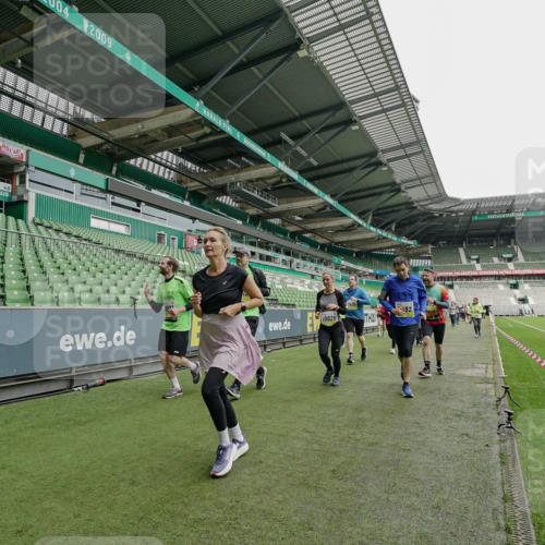 05.10.2025 - 20. swb-Marathon Bremen Michael Burmester http://msf.ph/oto/9224859 05.10.2025 10:36:57 Laufen im Stadion 7123, 7777, 9177, 9208, 9215, 9246, 9271, 9272, 9294, 9305, 9363, 9381, 9473, 9531, 9568, 9593, 9603, 9604, 9608, 9611, 9613, 9635, 9655, 9673, 9692, 9747, 9802, 9812, 9827, 9839, 9841, 9913, 9991, 10004, 10026, 10030, 10067, 10071, 10093, 10209, 10217, 10219, 10290, 10291, 10324, 10345, 10357, 10406, 10489, 10492, 10518, 10558, 10560, 10562, 10571, 10588, 10615, 10656, 10679, 10762, 10771, 10809, 10821, 10901, 11184, 11223, 11251, 7908, 8585, 9346 meine-sportfotos.de