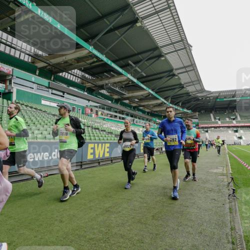 05.10.2025 - 20. swb-Marathon Bremen Michael Burmester http://msf.ph/oto/9224861 05.10.2025 10:36:57 Laufen im Stadion 7123, 7777, 9177, 9208, 9215, 9246, 9271, 9272, 9294, 9305, 9363, 9381, 9473, 9531, 9568, 9593, 9603, 9604, 9608, 9611, 9613, 9635, 9655, 9673, 9692, 9747, 9802, 9812, 9827, 9839, 9841, 9913, 9991, 10004, 10026, 10030, 10067, 10071, 10093, 10209, 10217, 10219, 10290, 10291, 10324, 10345, 10357, 10406, 10489, 10492, 10518, 10558, 10560, 10562, 10571, 10588, 10615, 10656, 10679, 10762, 10771, 10809, 10821, 10901, 11184, 11223, 11251, 7908, 8585, 9346 meine-sportfotos.de