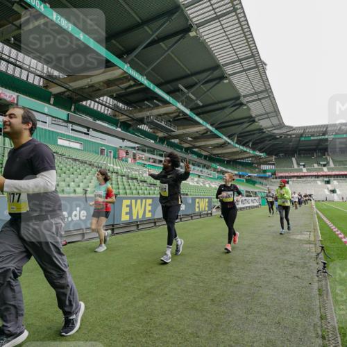 05.10.2025 - 20. swb-Marathon Bremen Michael Burmester http://msf.ph/oto/9224872 05.10.2025 10:37:02 Laufen im Stadion 7123, 7777, 9177, 9208, 9246, 9271, 9272, 9294, 9305, 9363, 9381, 9473, 9531, 9568, 9593, 9600, 9603, 9604, 9608, 9613, 9635, 9655, 9673, 9692, 9802, 9812, 9827, 9839, 9841, 9913, 9979, 9991, 10004, 10026, 10030, 10067, 10071, 10093, 10158, 10209, 10217, 10290, 10291, 10345, 10357, 10370, 10406, 10489, 10492, 10518, 10558, 10560, 10562, 10571, 10588, 10615, 10656, 10679, 10762, 10771, 10809, 10821, 10901, 11184, 11223, 11251, 7908, 8585, 9215, 9346 meine-sportfotos.de