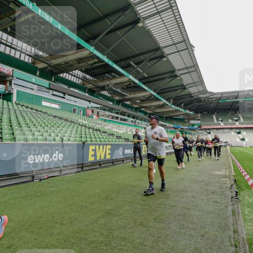 05.10.2025 - 20. swb-Marathon Bremen Michael Burmester http://msf.ph/oto/9224888 05.10.2025 10:37:12 Laufen im Stadion 7776, 7777, 9177, 9208, 9246, 9271, 9272, 9294, 9305, 9363, 9381, 9473, 9531, 9532, 9593, 9600, 9603, 9604, 9655, 9673, 9692, 9802, 9812, 9827, 9839, 9841, 9913, 9979, 9991, 10004, 10026, 10030, 10067, 10071, 10093, 10158, 10209, 10217, 10290, 10291, 10345, 10370, 10406, 10489, 10492, 10508, 10518, 10558, 10562, 10571, 10588, 10615, 10656, 10679, 10762, 10771, 10809, 10821, 10872, 10901, 11124, 11184, 11223, 11251, 7908, 8585, 9215, 9346 meine-sportfotos.de