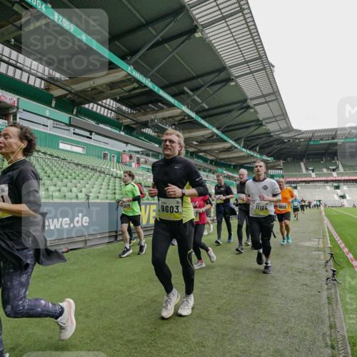 05.10.2025 - 20. swb-Marathon Bremen Michael Burmester http://msf.ph/oto/9224902 05.10.2025 10:37:17 Laufen im Stadion 7776, 7777, 9177, 9208, 9246, 9271, 9272, 9294, 9305, 9360, 9363, 9381, 9473, 9531, 9532, 9600, 9603, 9604, 9655, 9673, 9692, 9802, 9812, 9827, 9839, 9841, 9913, 9979, 10004, 10026, 10030, 10067, 10071, 10093, 10158, 10209, 10217, 10265, 10271, 10290, 10291, 10345, 10370, 10477, 10489, 10492, 10508, 10518, 10562, 10571, 10588, 10615, 10656, 10679, 10762, 10771, 10777, 10809, 10821, 10837, 10872, 10876, 10995, 11124, 11184, 11223, 11251, 11415, 9215 meine-sportfotos.de