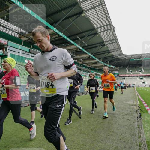 05.10.2025 - 20. swb-Marathon Bremen Michael Burmester http://msf.ph/oto/9224906 05.10.2025 10:37:18 Laufen im Stadion 7776, 7777, 9177, 9208, 9246, 9271, 9272, 9294, 9305, 9360, 9363, 9381, 9473, 9531, 9532, 9600, 9603, 9604, 9655, 9673, 9692, 9802, 9812, 9827, 9839, 9841, 9913, 9979, 10004, 10026, 10030, 10067, 10071, 10093, 10158, 10209, 10217, 10265, 10271, 10290, 10291, 10345, 10370, 10477, 10489, 10492, 10508, 10518, 10562, 10571, 10588, 10615, 10656, 10679, 10762, 10771, 10777, 10809, 10821, 10837, 10872, 10876, 10995, 11124, 11184, 11223, 11251, 11415, 9215 meine-sportfotos.de