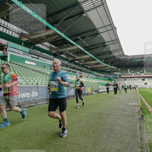 05.10.2025 - 20. swb-Marathon Bremen Michael Burmester http://msf.ph/oto/9224918 05.10.2025 10:37:24 Laufen im Stadion 7776, 7777, 9177, 9208, 9246, 9305, 9360, 9363, 9365, 9381, 9473, 9531, 9532, 9600, 9603, 9604, 9655, 9673, 9692, 9802, 9812, 9839, 9841, 9893, 9913, 9979, 10004, 10026, 10067, 10071, 10158, 10217, 10265, 10271, 10290, 10291, 10345, 10370, 10471, 10477, 10489, 10492, 10508, 10510, 10518, 10562, 10571, 10588, 10615, 10679, 10762, 10771, 10777, 10821, 10837, 10872, 10876, 10995, 11001, 11121, 11124, 11162, 11183, 11184, 11223, 11251, 11415 meine-sportfotos.de
