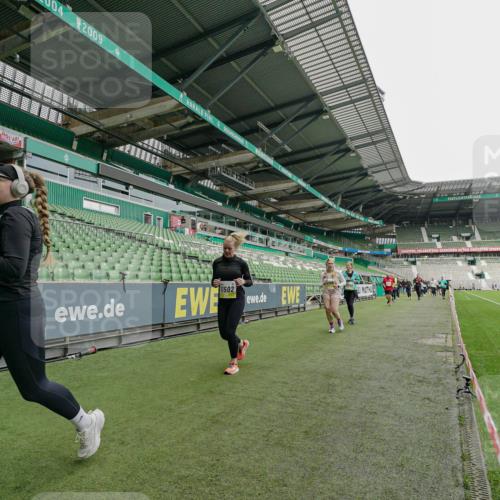 05.10.2025 - 20. swb-Marathon Bremen Michael Burmester http://msf.ph/oto/9224926 05.10.2025 10:37:28 Laufen im Stadion 7776, 9177, 9208, 9246, 9305, 9360, 9363, 9365, 9381, 9426, 9531, 9532, 9600, 9603, 9604, 9673, 9692, 9802, 9812, 9839, 9841, 9893, 9913, 9979, 10004, 10026, 10067, 10071, 10158, 10265, 10271, 10274, 10290, 10291, 10301, 10345, 10370, 10471, 10477, 10489, 10492, 10508, 10510, 10518, 10562, 10571, 10588, 10615, 10679, 10762, 10771, 10777, 10821, 10826, 10837, 10872, 10876, 10995, 11001, 11050, 11121, 11124, 11150, 11162, 11183, 11184, 11223, 11251, 11415 meine-sportfotos.de