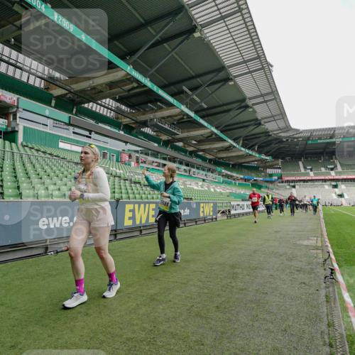 05.10.2025 - 20. swb-Marathon Bremen Michael Burmester http://msf.ph/oto/9224930 05.10.2025 10:37:31 Laufen im Stadion 7776, 9177, 9208, 9246, 9305, 9360, 9363, 9365, 9381, 9426, 9448, 9531, 9532, 9600, 9603, 9604, 9673, 9692, 9802, 9812, 9839, 9841, 9893, 9913, 9979, 10004, 10067, 10071, 10158, 10194, 10265, 10271, 10274, 10290, 10291, 10301, 10345, 10370, 10471, 10477, 10489, 10508, 10510, 10518, 10562, 10571, 10615, 10762, 10771, 10777, 10821, 10826, 10837, 10872, 10876, 10995, 11001, 11050, 11121, 11124, 11150, 11162, 11183, 11184, 11223, 11251, 11415 meine-sportfotos.de