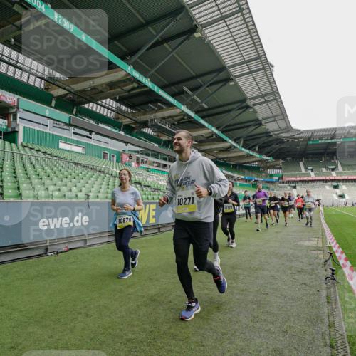 05.10.2025 - 20. swb-Marathon Bremen Michael Burmester http://msf.ph/oto/9224944 05.10.2025 10:37:43 Laufen im Stadion 7621, 7776, 9237, 9246, 9305, 9360, 9363, 9365, 9381, 9426, 9448, 9486, 9531, 9532, 9536, 9600, 9603, 9642, 9748, 9802, 9841, 9893, 9979, 10056, 10067, 10098, 10158, 10194, 10265, 10271, 10274, 10290, 10291, 10301, 10345, 10370, 10471, 10477, 10485, 10508, 10510, 10518, 10562, 10571, 10611, 10615, 10711, 10713, 10771, 10777, 10826, 10829, 10837, 10872, 10876, 10995, 11001, 11050, 11121, 11124, 11150, 11162, 11183, 11184, 11223, 11251, 11415, 9177, 9208 meine-sportfotos.de