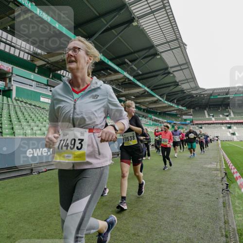 05.10.2025 - 20. swb-Marathon Bremen Michael Burmester http://msf.ph/oto/9224954 05.10.2025 10:37:48 Laufen im Stadion 7621, 7776, 9189, 9210, 9237, 9360, 9363, 9365, 9381, 9426, 9448, 9468, 9486, 9531, 9532, 9536, 9600, 9603, 9642, 9748, 9802, 9813, 9841, 9858, 9893, 9979, 10056, 10067, 10098, 10158, 10194, 10265, 10271, 10274, 10278, 10290, 10291, 10301, 10345, 10370, 10437, 10471, 10477, 10485, 10508, 10510, 10518, 10611, 10615, 10711, 10713, 10777, 10826, 10829, 10837, 10872, 10876, 10995, 11001, 11050, 11121, 11124, 11150, 11162, 11183, 11184, 11223, 11251, 11415, 9177, 9208 meine-sportfotos.de