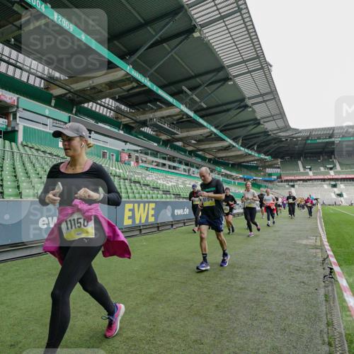 05.10.2025 - 20. swb-Marathon Bremen Michael Burmester http://msf.ph/oto/9224988 05.10.2025 10:37:58 Laufen im Stadion 7621, 7776, 8574, 9189, 9210, 9237, 9360, 9365, 9426, 9432, 9448, 9468, 9486, 9498, 9532, 9536, 9600, 9642, 9647, 9684, 9748, 9813, 9846, 9858, 9893, 9979, 10033, 10056, 10098, 10130, 10158, 10194, 10265, 10271, 10274, 10278, 10301, 10370, 10437, 10471, 10477, 10485, 10508, 10510, 10530, 10595, 10598, 10611, 10678, 10711, 10713, 10777, 10825, 10826, 10829, 10837, 10872, 10876, 10995, 11001, 11050, 11121, 11124, 11150, 11162, 11183, 11415, 9177, 9208, 9381, 9531 meine-sportfotos.de