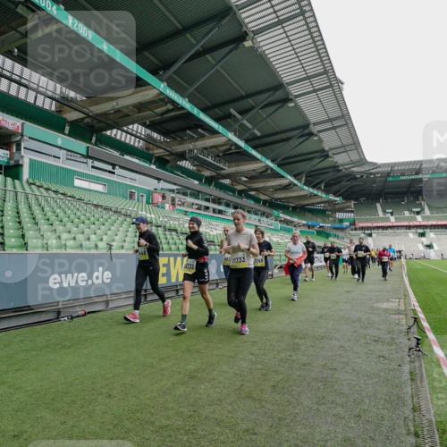 05.10.2025 - 20. swb-Marathon Bremen Michael Burmester http://msf.ph/oto/9224990 05.10.2025 10:38:00 Laufen im Stadion 7621, 7776, 8574, 9189, 9210, 9237, 9360, 9365, 9426, 9432, 9448, 9468, 9486, 9498, 9532, 9536, 9642, 9647, 9684, 9748, 9813, 9846, 9858, 9893, 10033, 10056, 10098, 10130, 10158, 10167, 10194, 10265, 10271, 10274, 10278, 10301, 10437, 10471, 10477, 10485, 10508, 10510, 10530, 10595, 10598, 10611, 10678, 10711, 10713, 10777, 10803, 10804, 10825, 10826, 10829, 10837, 10872, 10876, 10995, 11001, 11050, 11121, 11124, 11150, 11162, 11183, 11415, 9381, 9531 meine-sportfotos.de