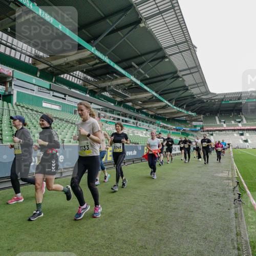 05.10.2025 - 20. swb-Marathon Bremen Michael Burmester http://msf.ph/oto/9224994 05.10.2025 10:38:00 Laufen im Stadion 7621, 7776, 8574, 9189, 9210, 9237, 9360, 9365, 9426, 9432, 9448, 9468, 9486, 9498, 9532, 9536, 9642, 9647, 9684, 9748, 9813, 9846, 9858, 9893, 10033, 10056, 10098, 10130, 10158, 10167, 10194, 10265, 10271, 10274, 10278, 10301, 10437, 10471, 10477, 10485, 10508, 10510, 10530, 10595, 10598, 10611, 10678, 10711, 10713, 10777, 10803, 10804, 10825, 10826, 10829, 10837, 10872, 10876, 10995, 11001, 11050, 11121, 11124, 11150, 11162, 11183, 11415, 9381, 9531 meine-sportfotos.de