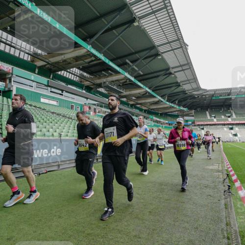 05.10.2025 - 20. swb-Marathon Bremen Michael Burmester http://msf.ph/oto/9225007 05.10.2025 10:38:05 Laufen im Stadion 7621, 7776, 8574, 9189, 9210, 9237, 9360, 9365, 9426, 9432, 9448, 9468, 9486, 9498, 9532, 9536, 9642, 9647, 9684, 9707, 9748, 9750, 9813, 9846, 9858, 9893, 10033, 10056, 10098, 10130, 10167, 10194, 10265, 10271, 10274, 10278, 10301, 10437, 10471, 10477, 10485, 10510, 10530, 10595, 10598, 10611, 10678, 10711, 10713, 10777, 10803, 10804, 10825, 10826, 10829, 10837, 10872, 10876, 10995, 11001, 11050, 11121, 11124, 11150, 11162, 11183, 11415, 9381, 9531 meine-sportfotos.de