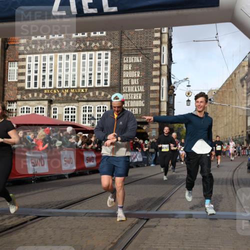 05.10.2025 - 20. swb-Marathon Bremen Yannick Fuchs http://msf.ph/oto/9225015 05.10.2025 10:56:29 Ziel 9258, 9424, 9783, 10028, 10191, 10196, 10424, 10590, 10992, 11364, 11554, 11662, 11723 meine-sportfotos.de