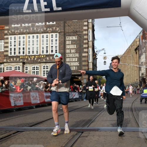 05.10.2025 - 20. swb-Marathon Bremen Yannick Fuchs http://msf.ph/oto/9225020 05.10.2025 10:56:29 Ziel 9258, 9424, 9783, 10028, 10191, 10196, 10424, 10590, 10992, 11364, 11554, 11662, 11723 meine-sportfotos.de