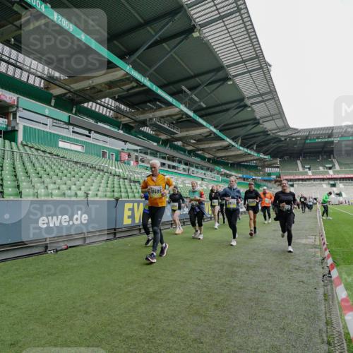 05.10.2025 - 20. swb-Marathon Bremen Michael Burmester http://msf.ph/oto/9225036 05.10.2025 10:38:14 Laufen im Stadion 7621, 8574, 9189, 9210, 9235, 9237, 9335, 9360, 9365, 9426, 9432, 9448, 9468, 9486, 9498, 9536, 9642, 9647, 9684, 9707, 9748, 9750, 9771, 9813, 9846, 9858, 9893, 9915, 9940, 10033, 10056, 10098, 10130, 10167, 10194, 10205, 10265, 10271, 10274, 10278, 10301, 10404, 10437, 10439, 10471, 10478, 10485, 10510, 10530, 10595, 10598, 10611, 10678, 10711, 10713, 10777, 10803, 10804, 10825, 10826, 10829, 10876, 11001, 11050, 11121, 11150, 11162, 11183, 11415 meine-sportfotos.de