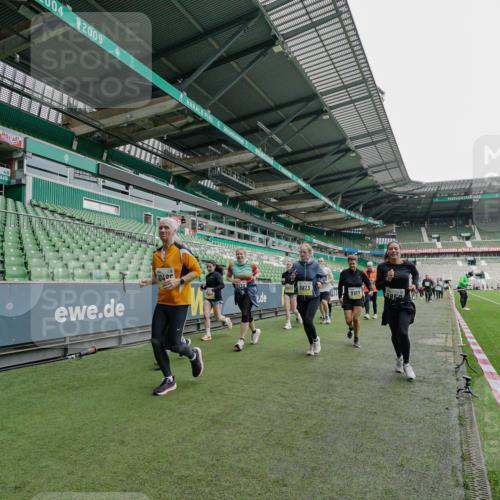 05.10.2025 - 20. swb-Marathon Bremen Michael Burmester http://msf.ph/oto/9225037 05.10.2025 10:38:15 Laufen im Stadion 7621, 8574, 9189, 9210, 9235, 9237, 9335, 9365, 9426, 9432, 9448, 9468, 9486, 9498, 9536, 9642, 9647, 9684, 9707, 9748, 9750, 9771, 9813, 9846, 9858, 9893, 9915, 9940, 9978, 10033, 10056, 10098, 10130, 10167, 10194, 10205, 10265, 10271, 10274, 10278, 10301, 10404, 10437, 10439, 10471, 10478, 10485, 10510, 10530, 10595, 10598, 10611, 10678, 10711, 10713, 10777, 10803, 10804, 10825, 10826, 10829, 10876, 11001, 11050, 11121, 11150, 11162, 11183 meine-sportfotos.de