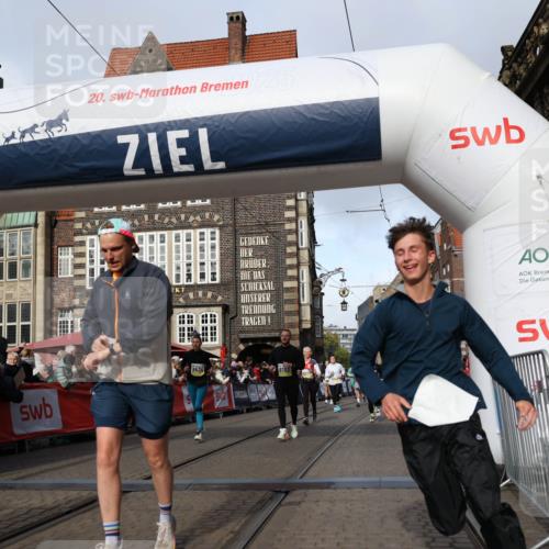 05.10.2025 - 20. swb-Marathon Bremen Yannick Fuchs http://msf.ph/oto/9225038 05.10.2025 10:56:30 Ziel 9424, 9783, 9932, 10028, 10191, 10196, 10424, 10590, 11554, 11662, 11723 meine-sportfotos.de